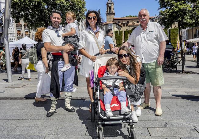 Familia Aracama: Mikel, Noa, Izaskun, Adei, Nahiara y Heraclio.