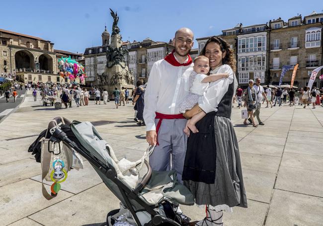 Miguel Estenaga y Nahiara Barroso con su hija Irati.