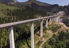 Vista aérea del viaducto del TAV que recorre el entorno de Aramaio, en Álava.