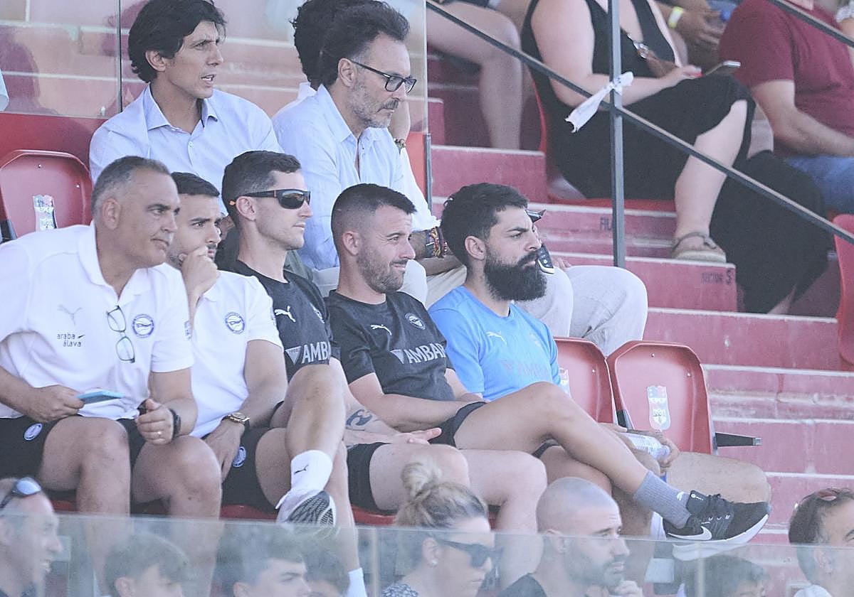 Villalibre, todavía sin debutar, se pasa todo el descanso atendiendo a aficionados