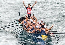 La tripulación de Urdaibai celebra la victoria en Getxo.