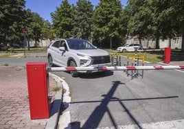 Una valla impide el paso a coches ajenos al campus en Domingo Martínez de Aragón.