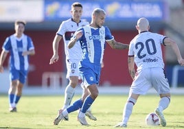 Stoichkov, que ha marcado su primer gol como albiazul, conduce el balón durante el partido.