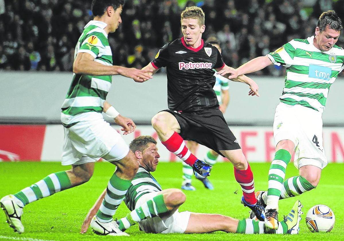 Muniain, rodeado de tres rivales en el partido de ida de las semifinales de la Europa League disputado en el José Alvalade en abril de 2012.