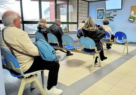 Varios pacientes esperan a ser atendidos en un centro de salud de Osakidetza.