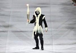 El enmascarado, con la antorcha olímpica.