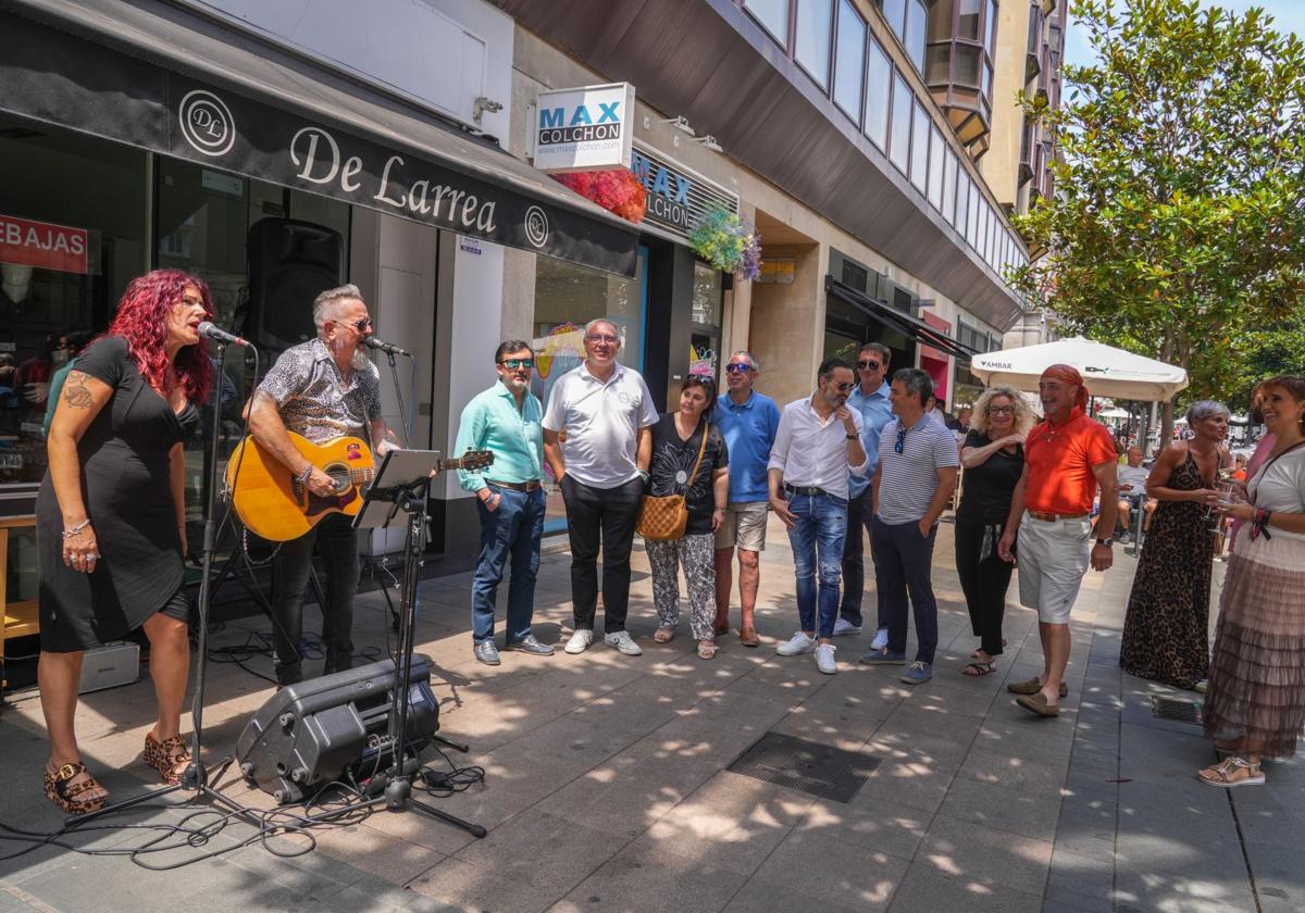 El dúo country-mex Lobo & Carmine junto a los comerciantes del local.