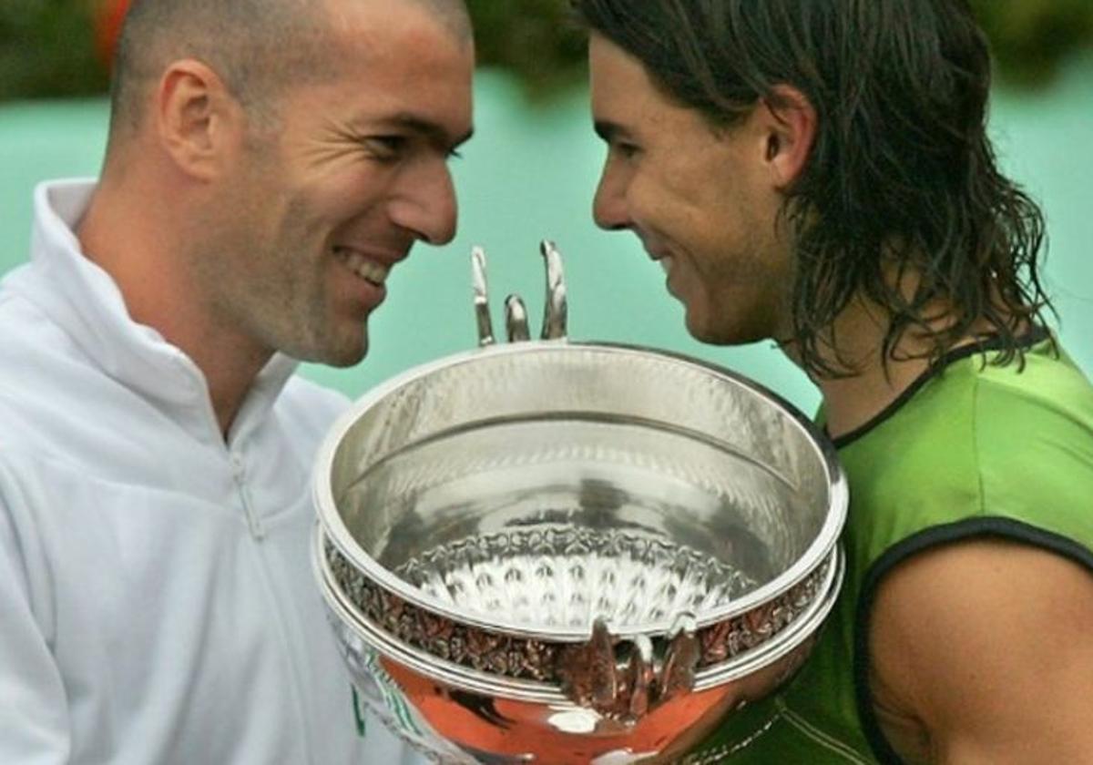 Zidane le entrega la Copa de los Mosqueteros a Nadal en 2005.