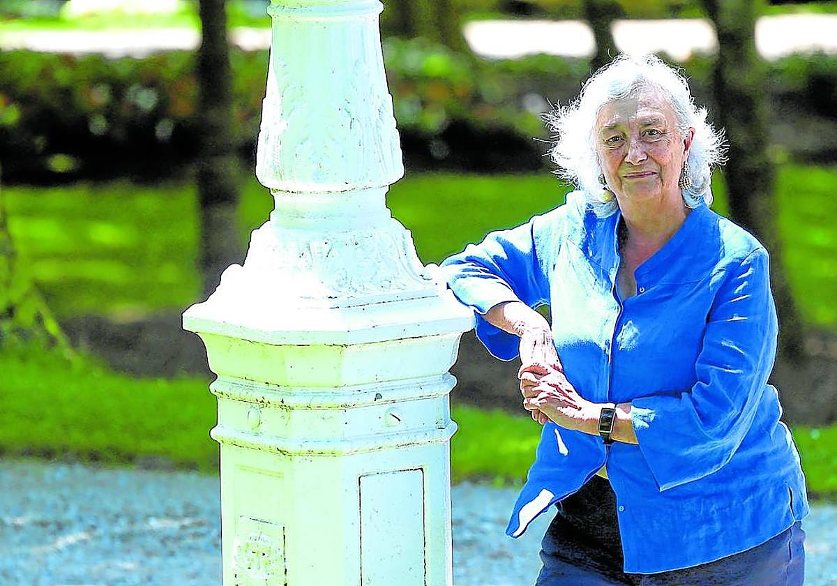 Arantxa Urretabizkaia posa antes del curso de verano sobre su narrativa.