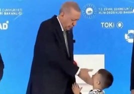 Erdogan abofetea a un niño que no le besa la mano durante una ceremonia