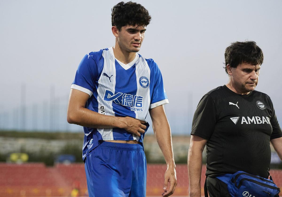 Hugo Novoa se retiró del amistoso ante el Levante con el brazo prácticamente inmovilizado.