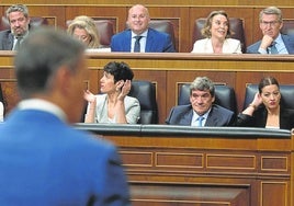 Pedro Sánchez contesta a las preguntas del PP en una sesión de control al Gobierno del Congreso.