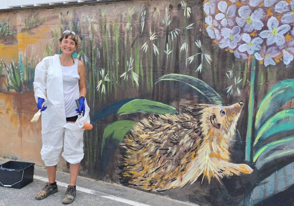 La artista vitoriana Irantzu Lekue ultima los detalles del mural de 500 metros cuadrados pintado frente al paseo marítimo de Gorliz.