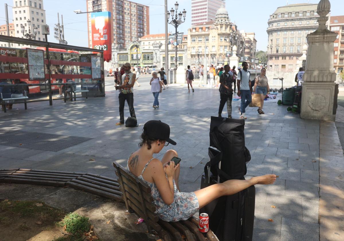 Una mujer se resguarda del calor en uno de los refugios climáticos de Bilbao.