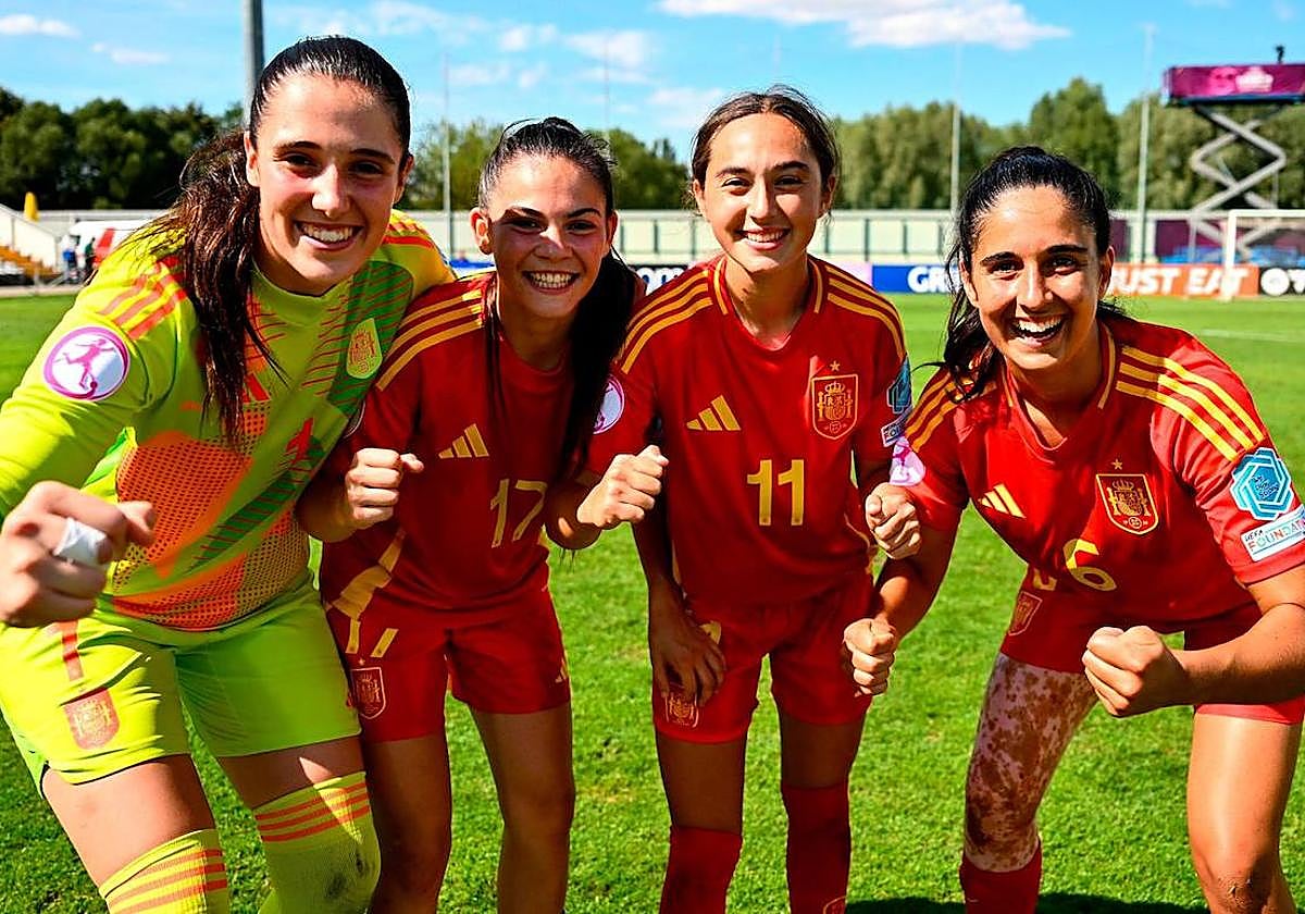 Cuatro rojiblancas campeonas. De izquierda derecha, las futbolistas del Athletic Eunate Astralaga, Oihane San Martín, Daniela Agote, mejor jugadora del torneo, y Marina Artero.