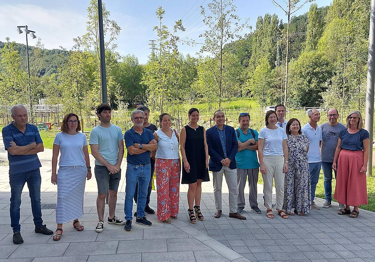 La alcaldesa, Mireia Elkoroiribe; el viceconsejero del Gobierno vasco, Miguel Ángel Páez; y responsables municipales y asociaciones vecinales inauguraron el nuevo espacio.