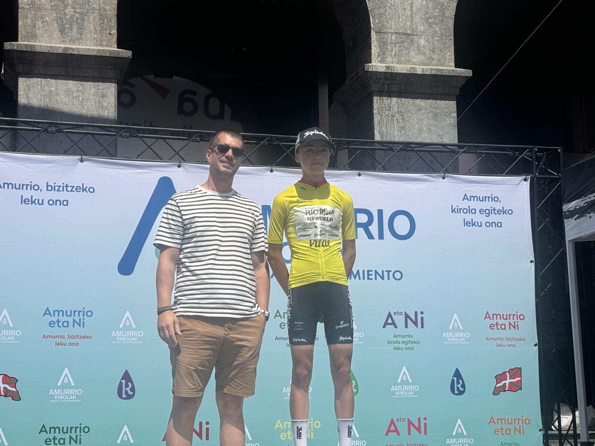 La ganadora Lidia Castro con el maillot amarillo.