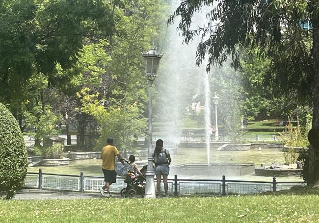 Familia en el parque de Doña Casilda en la ola de calor.