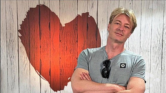Richard Pena, la voz en 'off' de 'First Dates', cuenta lo que le pasó al comprar preservativos en el supermercado