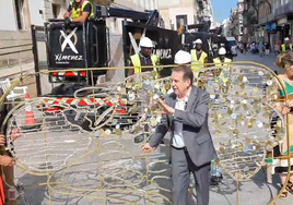 Abel Caballero coloca las luces de Navidad en Vigo.