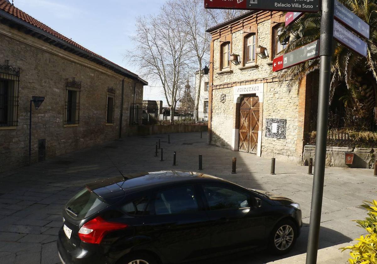 La medida busca acabar con el tráfico de paso en el Casco Viejo y parte del Ensanche.