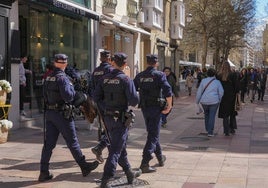 Agentes de la Ertzaintza, en una céntrica calle de Vitoria.