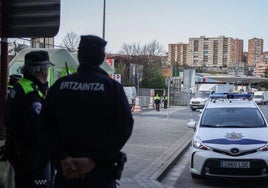 Imagen de archivo de un coche y un agente de la Policía Municipal de Basauri y otro de la Ertzaintza.