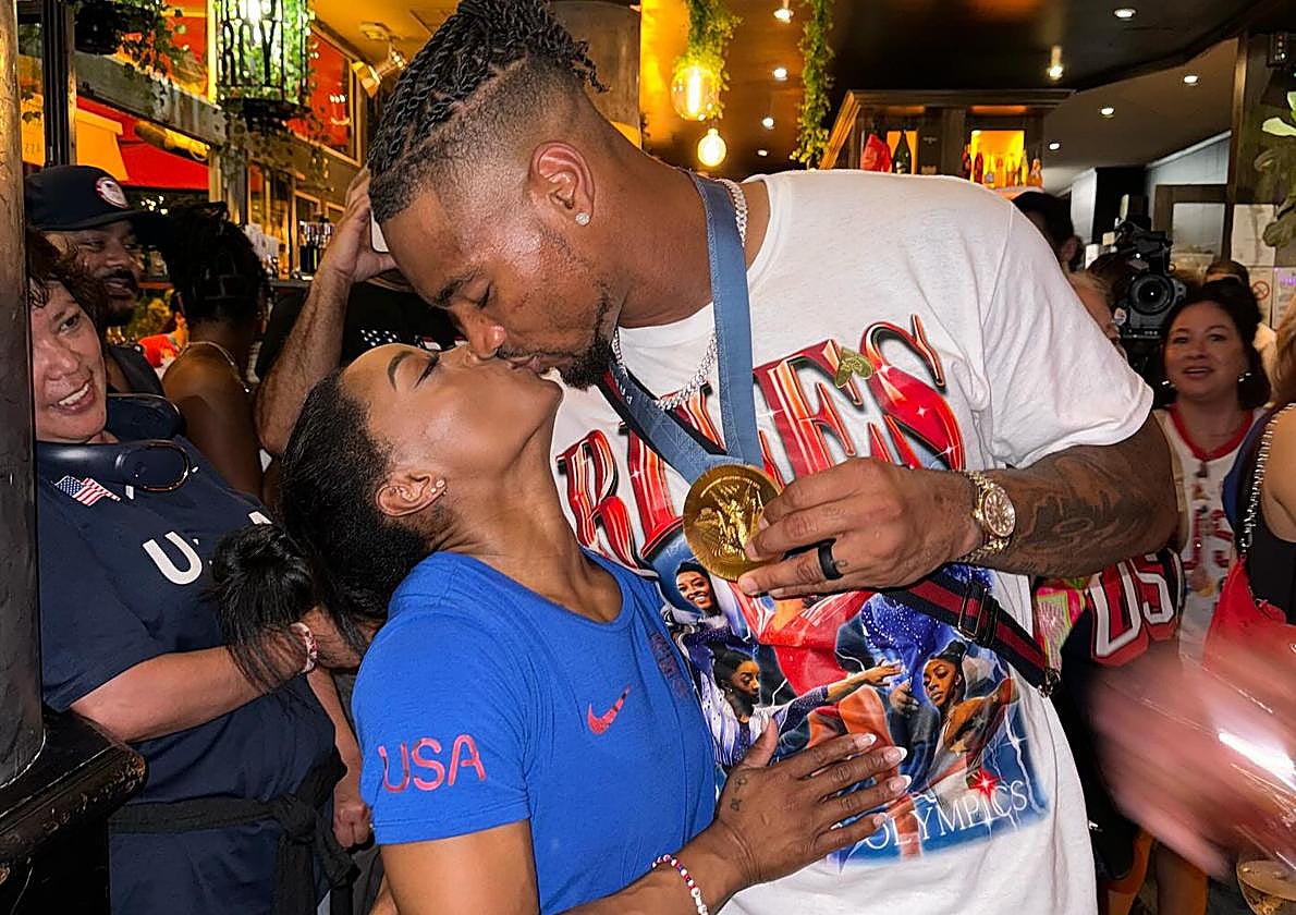 El beso de Simone Biles y su marido para celebrar el primer oro en los Juegos Olímpicos de París
