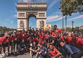 Ibai Gómez, en el centro de la imagen, junto al resto de la expedición de República Dominicana.