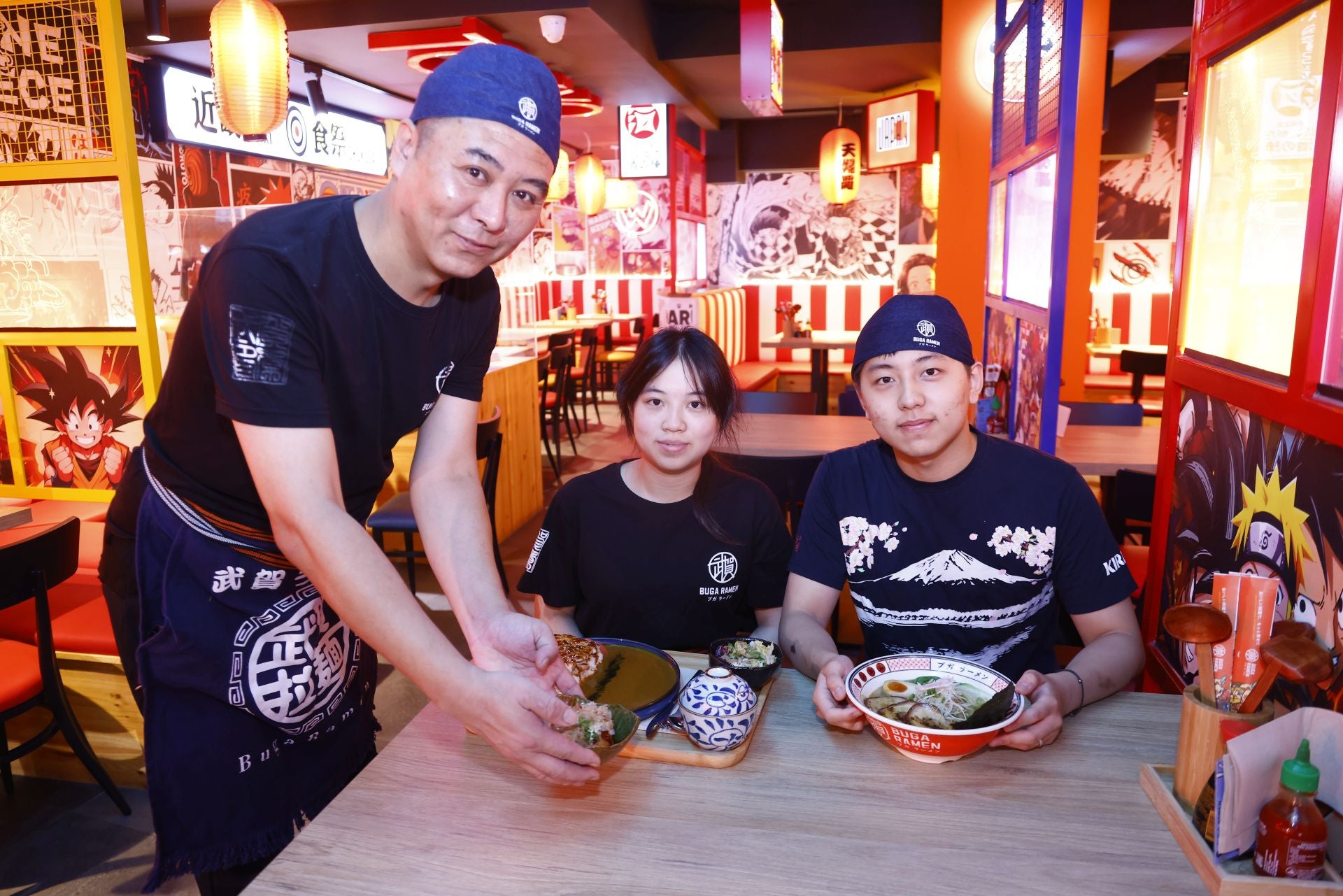 Qi Jiandun, Yilei Wu y Alex Ye, encargados de Buga Ramen de General Álava.