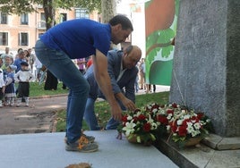 Ortuzar y Pradales, durante la ofrenda floral.