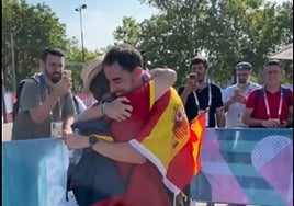 Álvaro Martín y su entrenador se abrazan tras ganar el bronce olímpico
