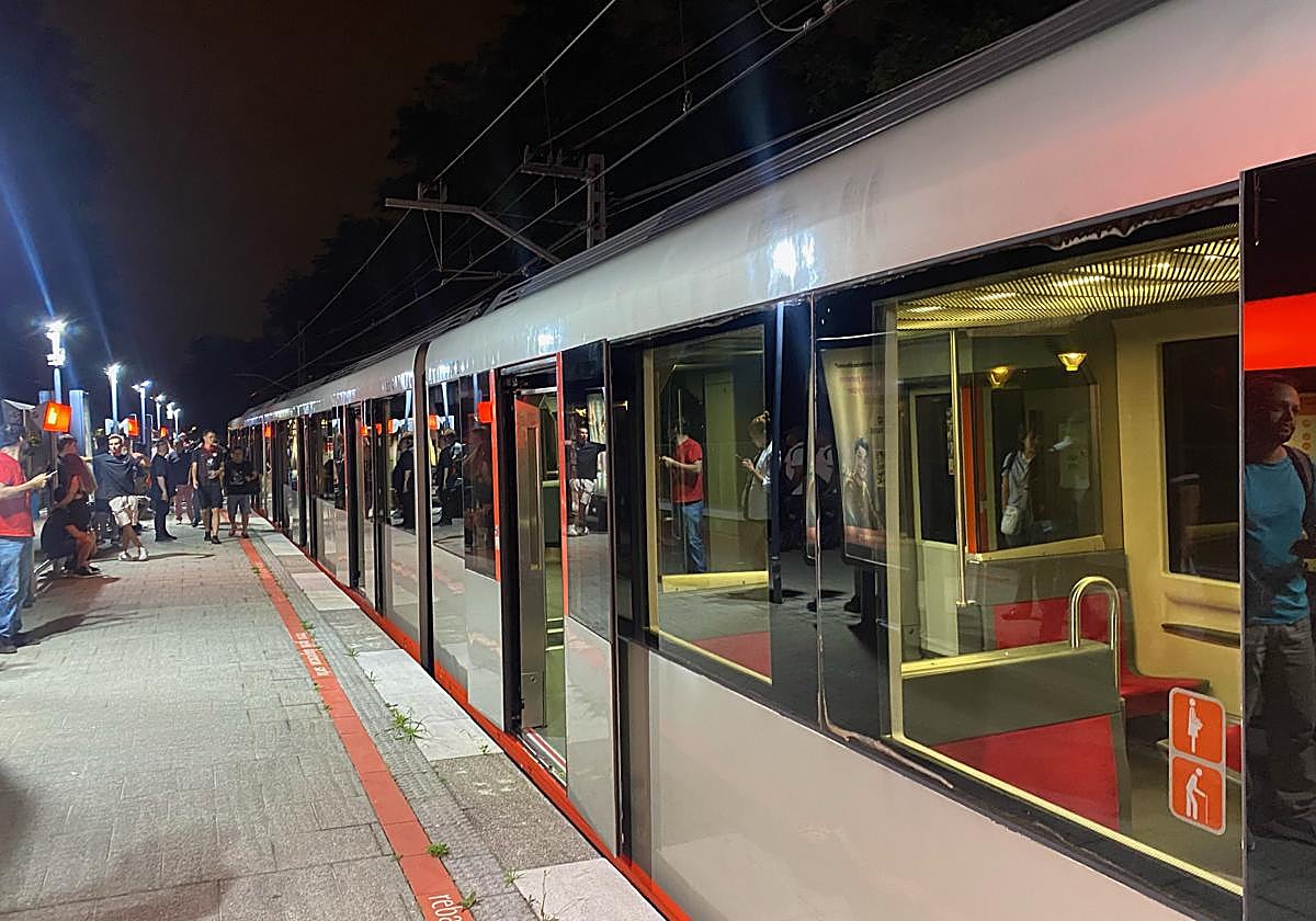 Restablecido el servicio de metro entre Leioa e Ibarbengoa tras 5 horas interrumpido por una avería: «Pensábamos que descarrilábamos»