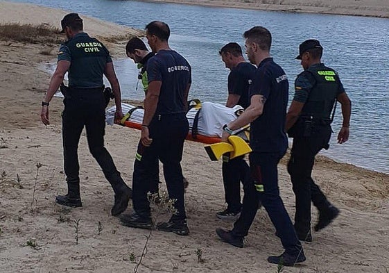 Operarios del cuerpo de rescate, ayer en el pantano de Arija.