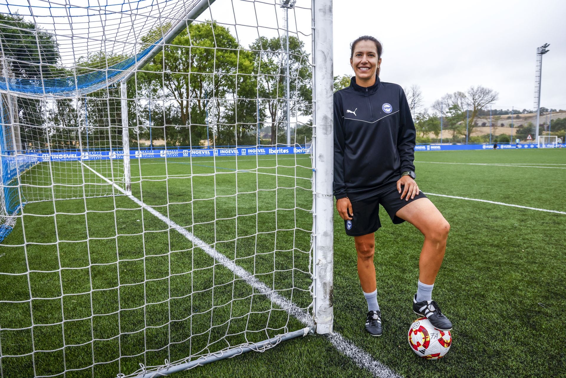 Andrea Esteban en uno de los campos de fútbol de Ibaia.