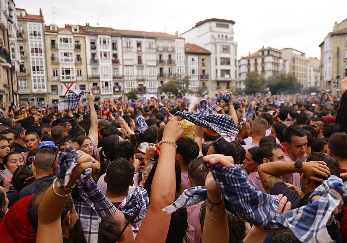 Pañuelos al aire en la bajada de Celedón.