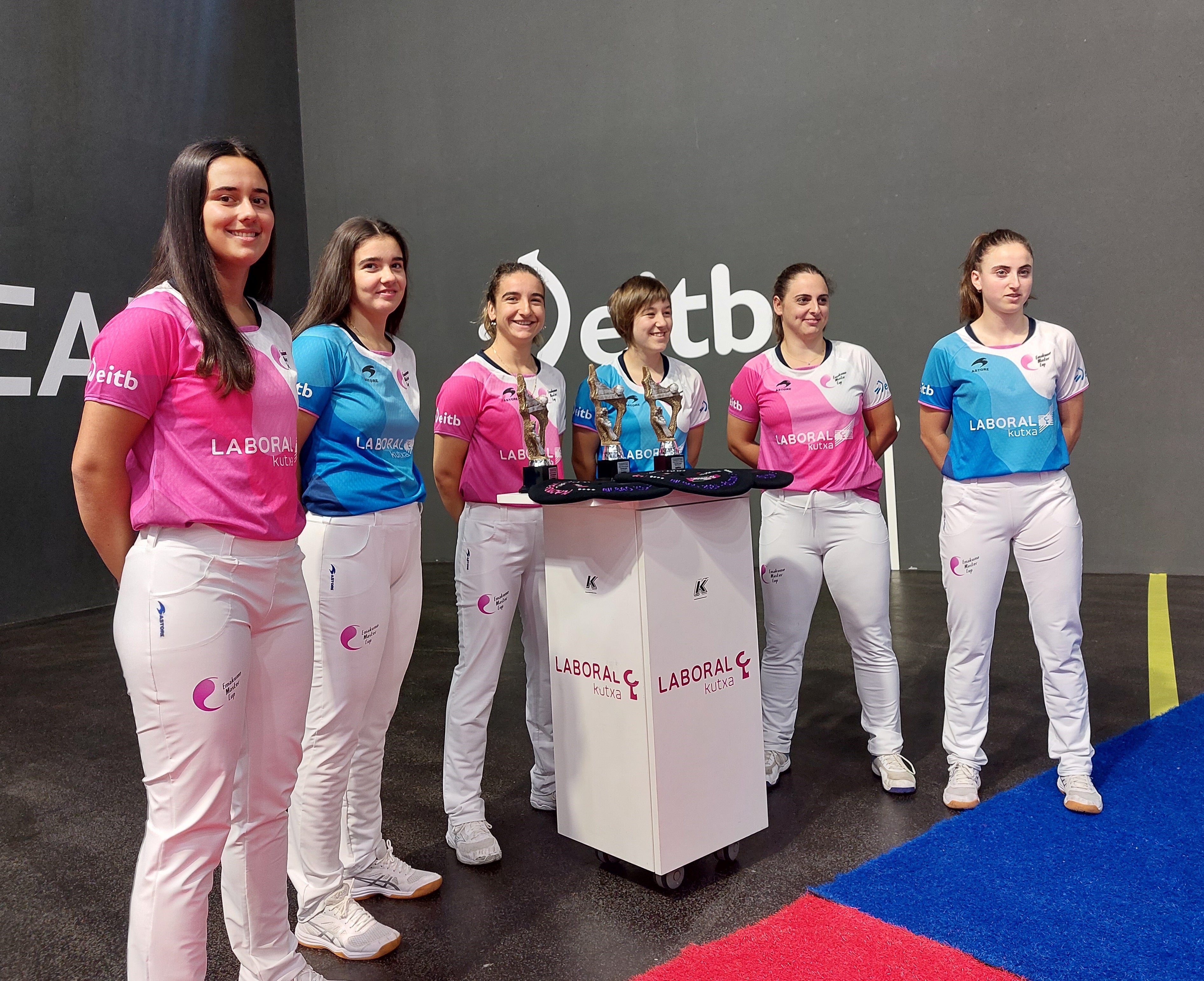 Las protagonistas de las dos finales en la presentación realizada este viernes en el frontón de La Esperanza