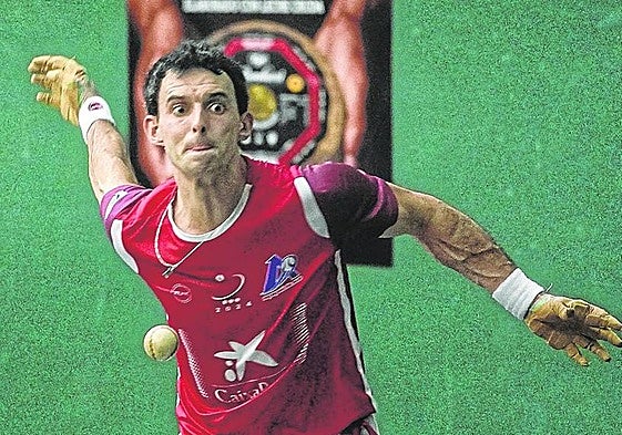 Altuna se coloca para golpear una pelota de derecha en el Masters CaixaBank.