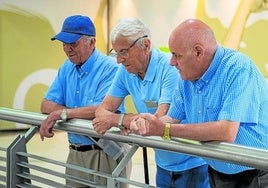 Tres jubilados conversando.