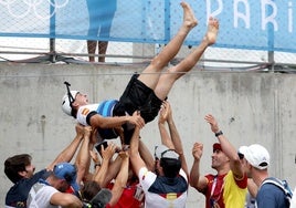 El piragüista donostiarra fue manteado por su equipo.