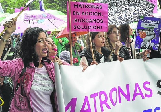 Matronas reclaman mejoras durante una manifestación celebrada el pasado julio en Bilbao.