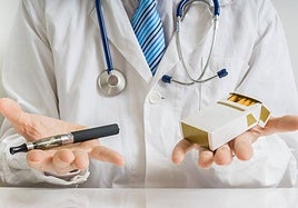 Un médico sostiene en la mano un vapeador y tabaco, mientras habla sobre el nocivo impacto que ambos productos tienen en la salud humana.