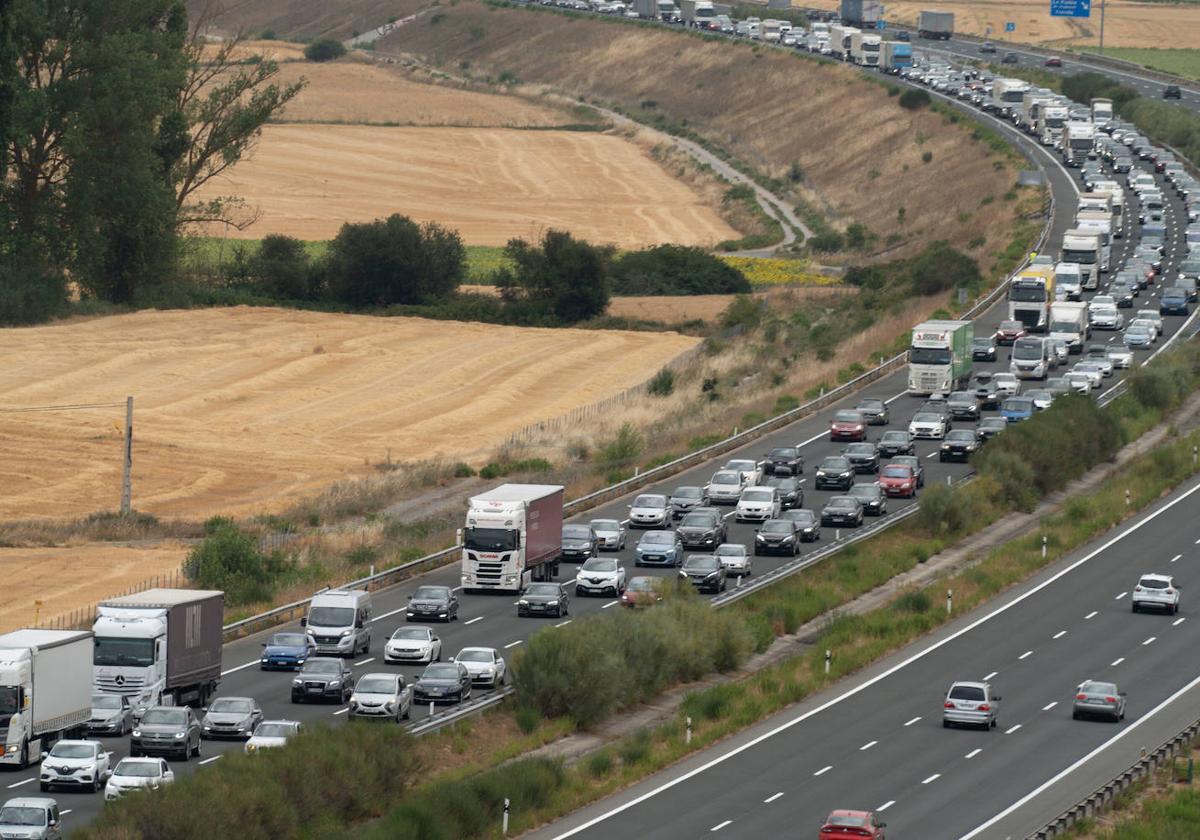 Las retenciones en Armiñón han vuelto a ser kilométricas.