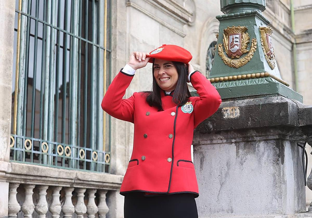La txupinera Nagore Ugarte posa en el Ayuntamiento de Bilbao.