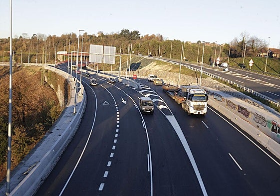 Tres personas evacuadas a Cruces tras salirse de la calzada un vehículo en Erandio