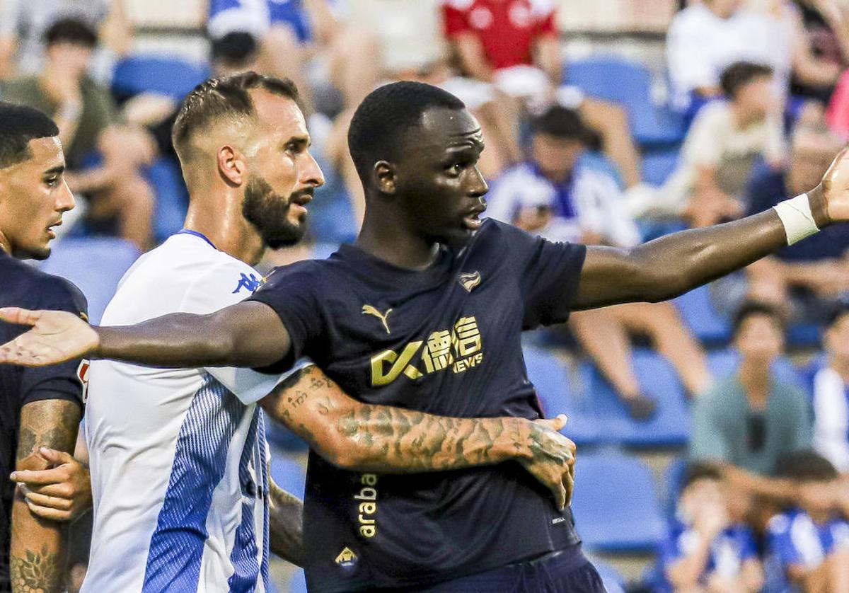Moussa Diarra, agarrado por un rival durante el reciente amistoso contra el Hércules.