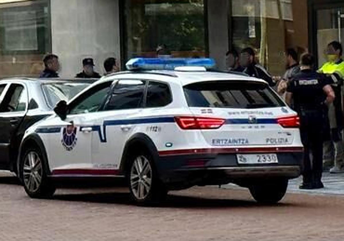 Dos detenidos en Basauri por sustraer un coche, embestir dos de la Ertzaintza y herir a cuatro agentes