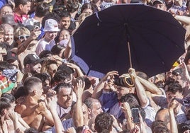 Kerejazu, en plena vorágine en la plaza de la Virgen Blanca.