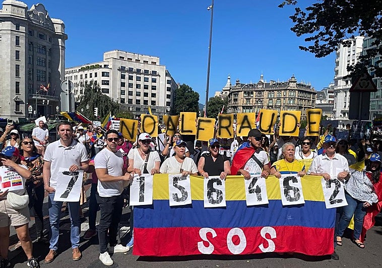 Una marea de camisetas blancas y banderas tricolor contra Nicolás Maduro