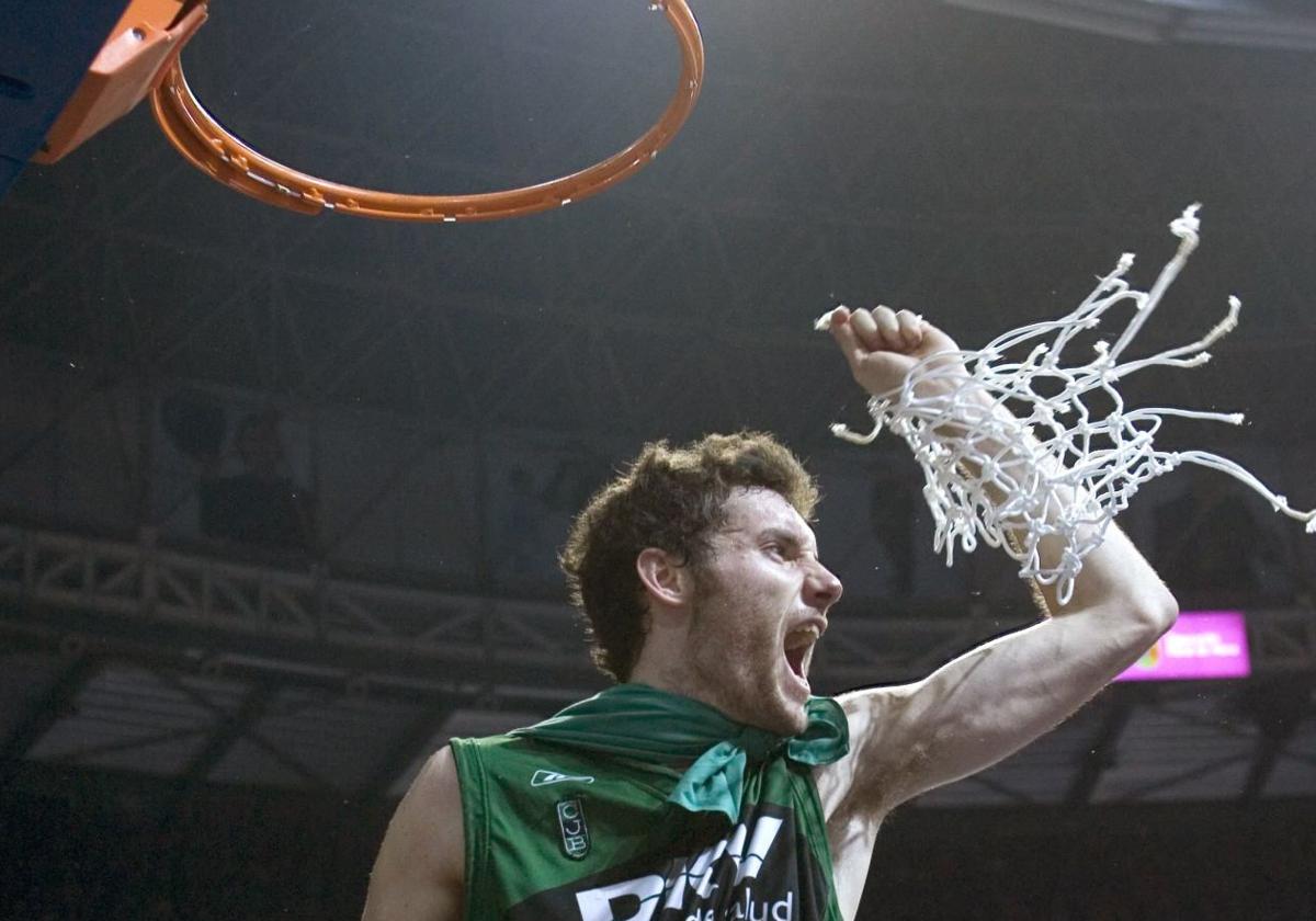 Rudy Fernández festeja la Copa del 2008 en Vitoria.